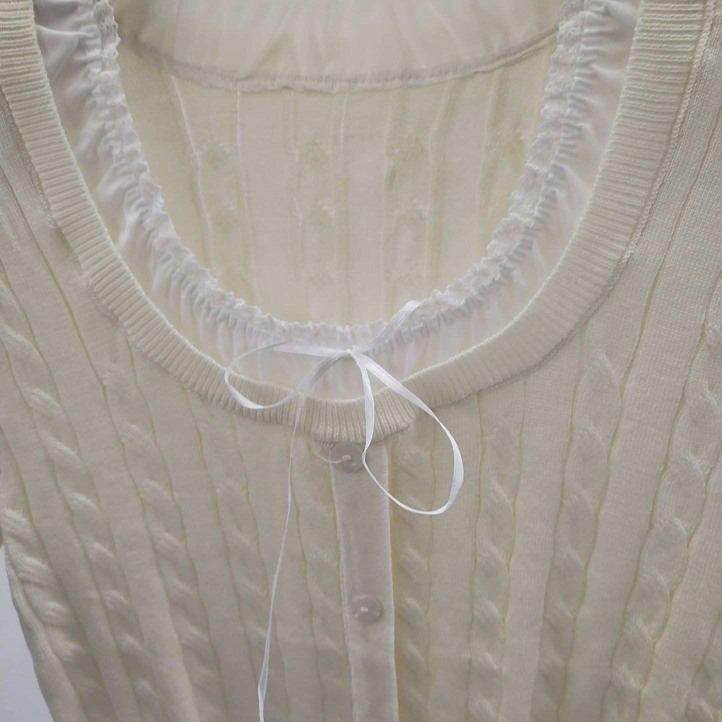 Cardigan Corto a Trecce con Bottoni