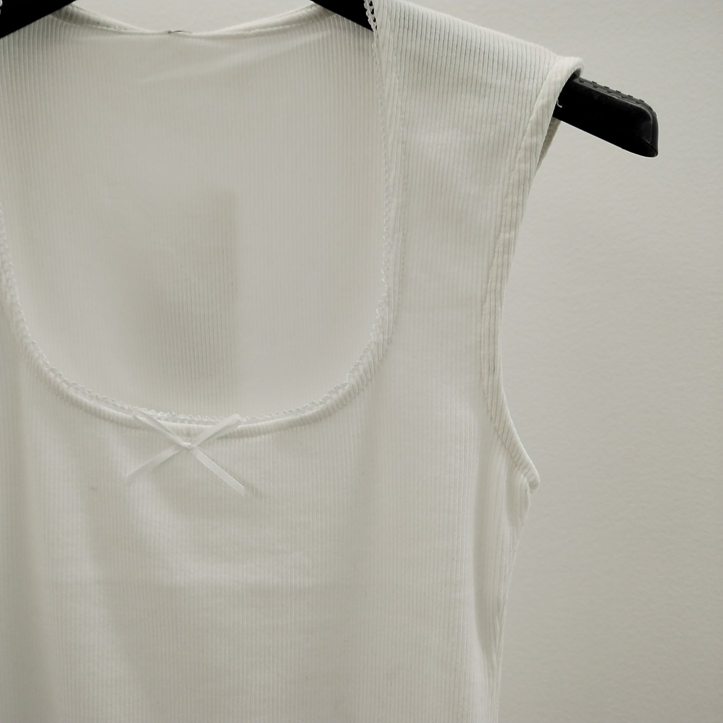 Top Smanicato con Fiocco Decorativo