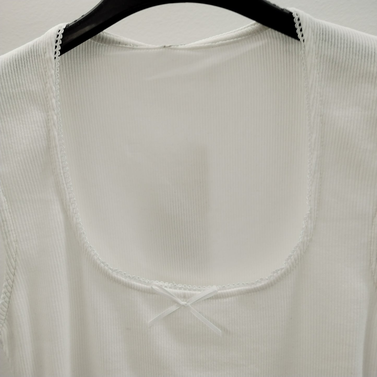 Top Smanicato con Fiocco Decorativo