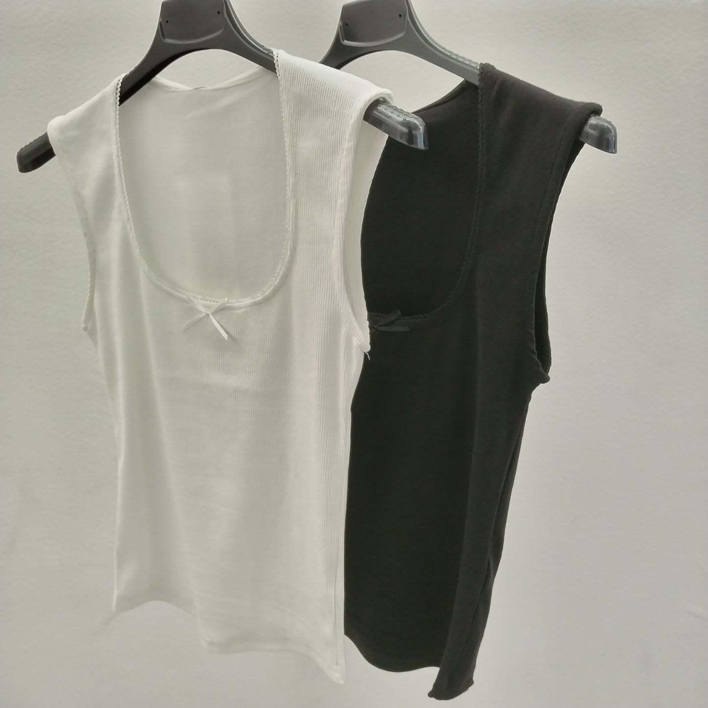 Top Smanicato con Fiocco Decorativo