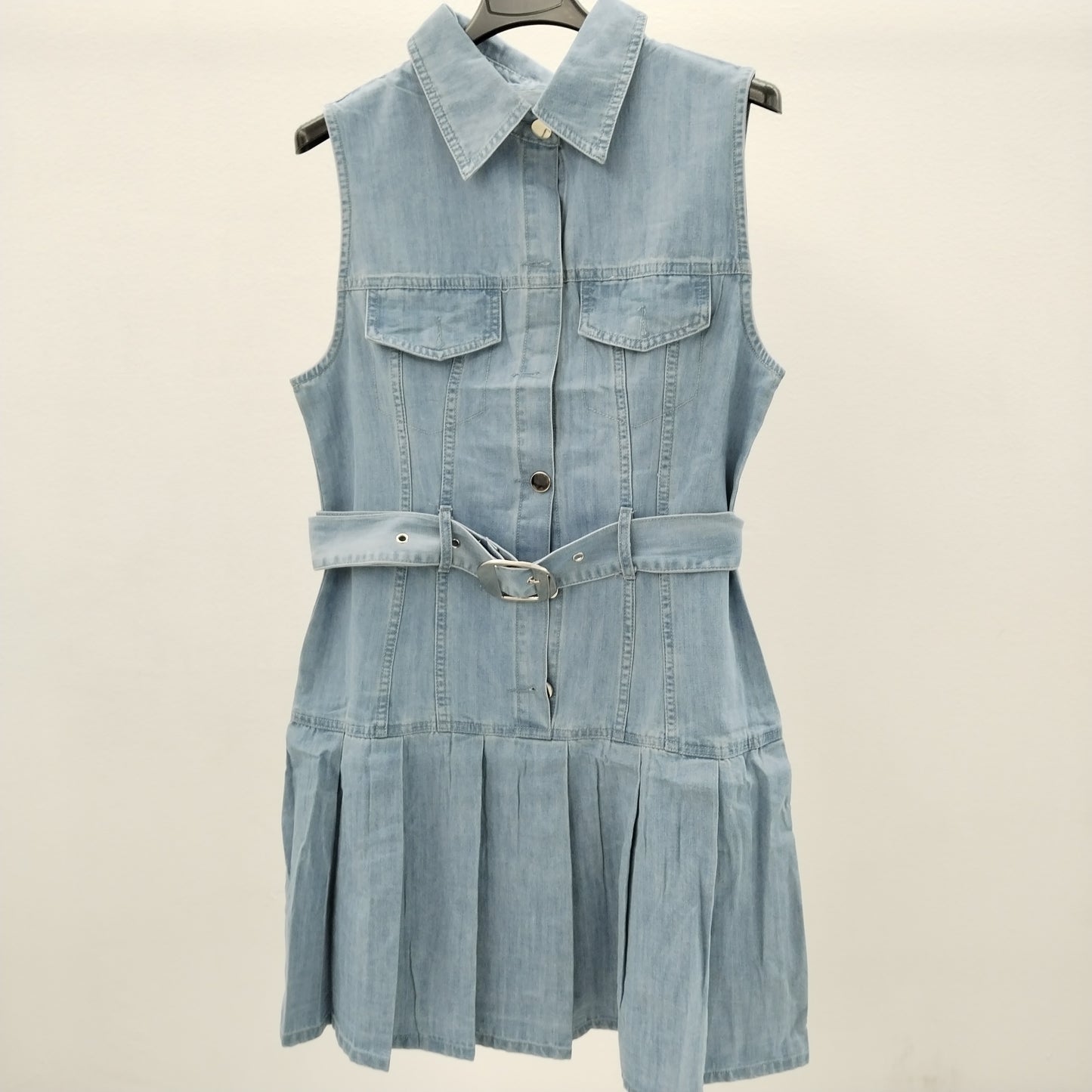 Abito in Denim con Cintura e Gonna a Pieghe