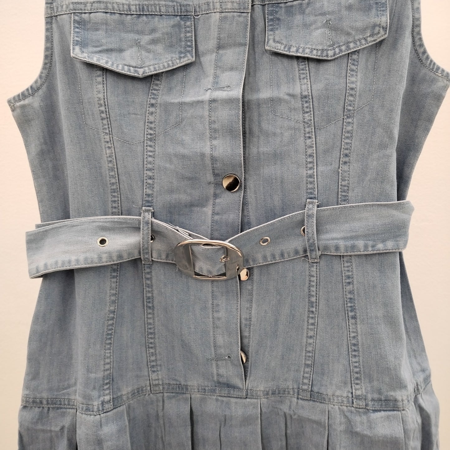 Abito in Denim con Cintura e Gonna a Pieghe