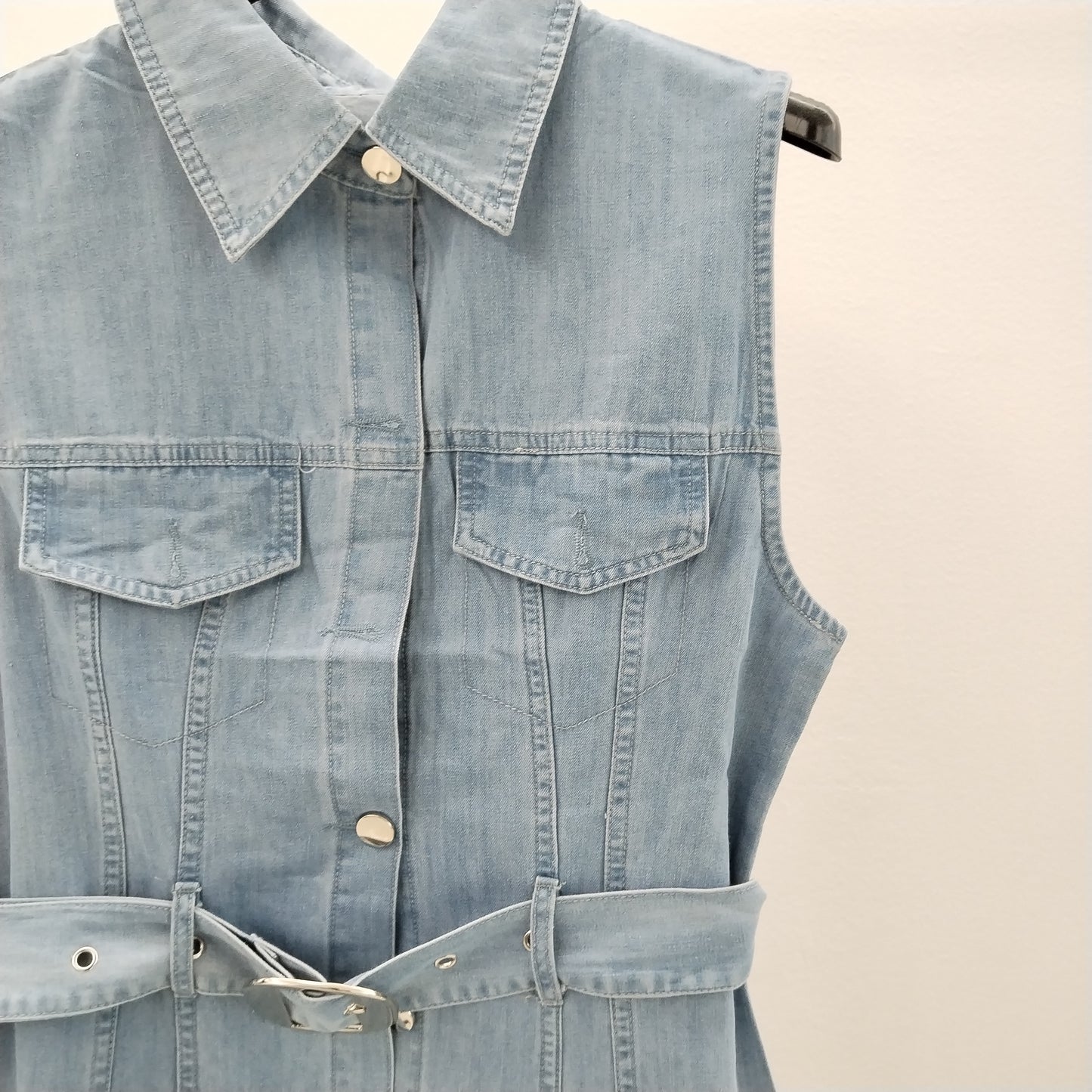 Abito in Denim con Cintura e Gonna a Pieghe