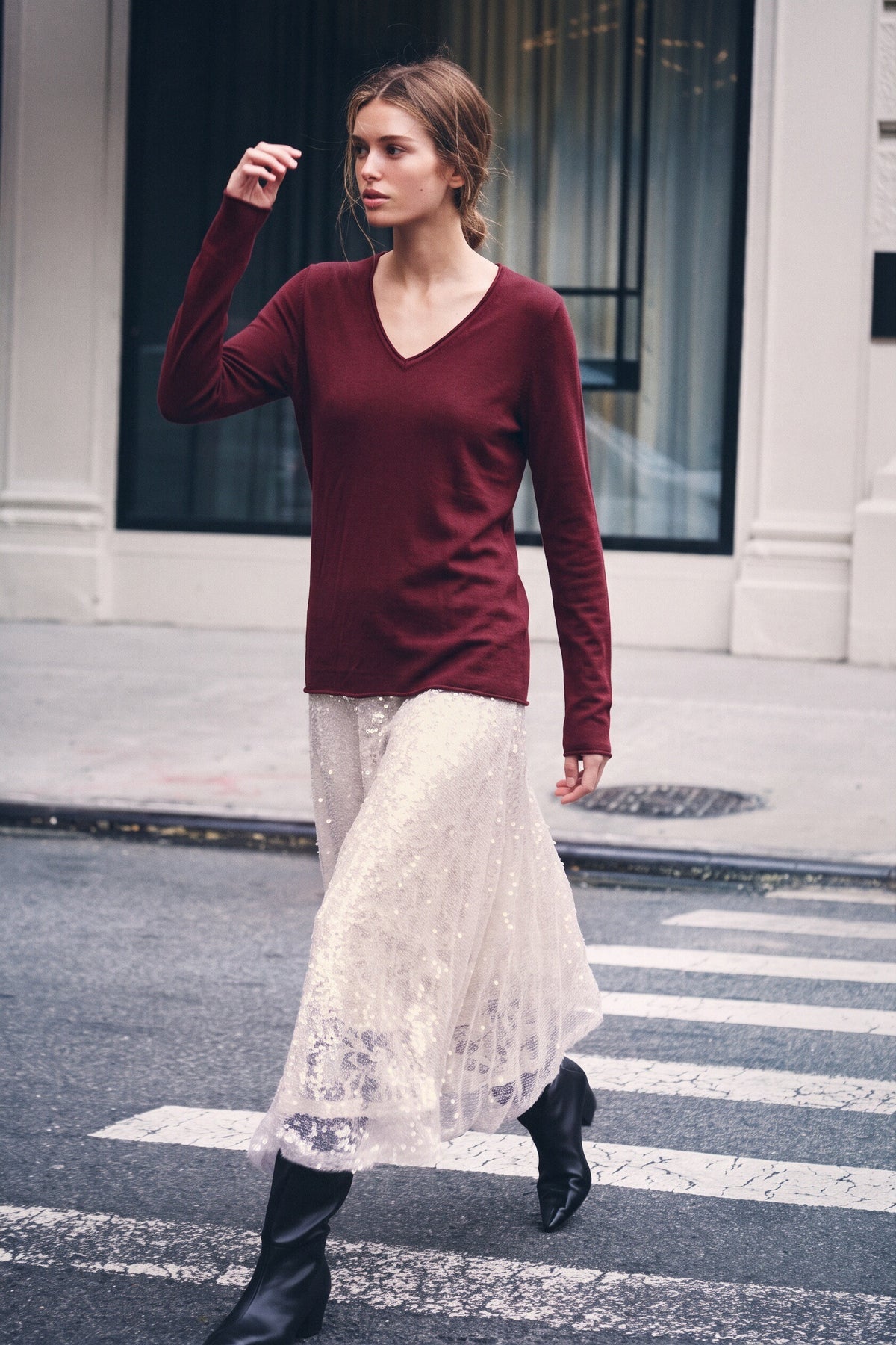 Women’s V-Neck Lightweight Knit Jumper – Long Sleeve Soft Fine Knit Pullover Top
